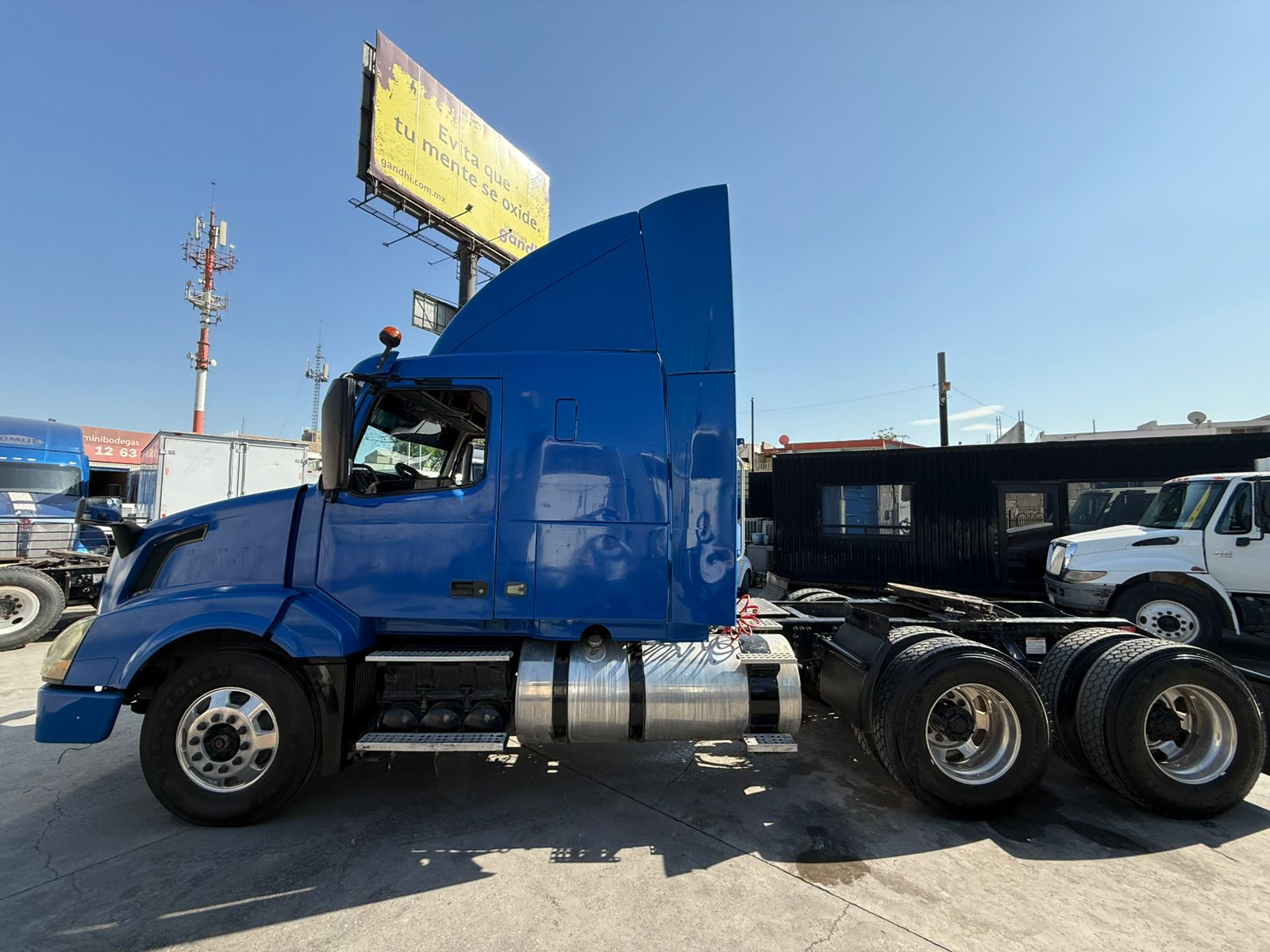 Volvo VNL  64T